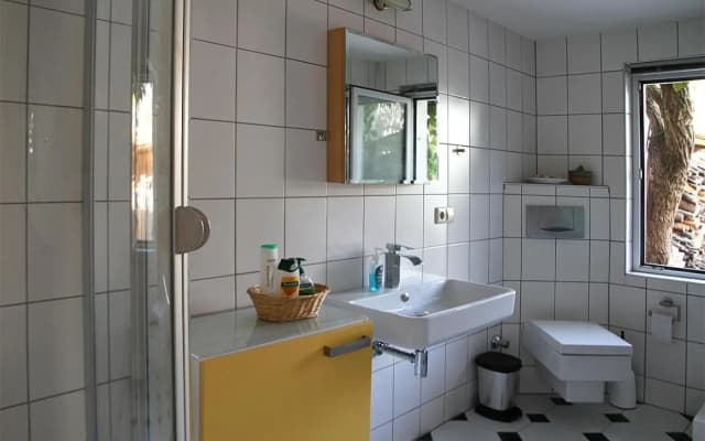 Haus Mit Kunst Zwischen Wald Und See